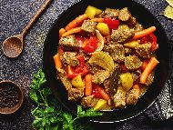 Рецепта Пиле по ловджийски с чушки, гъби и бейби моркови